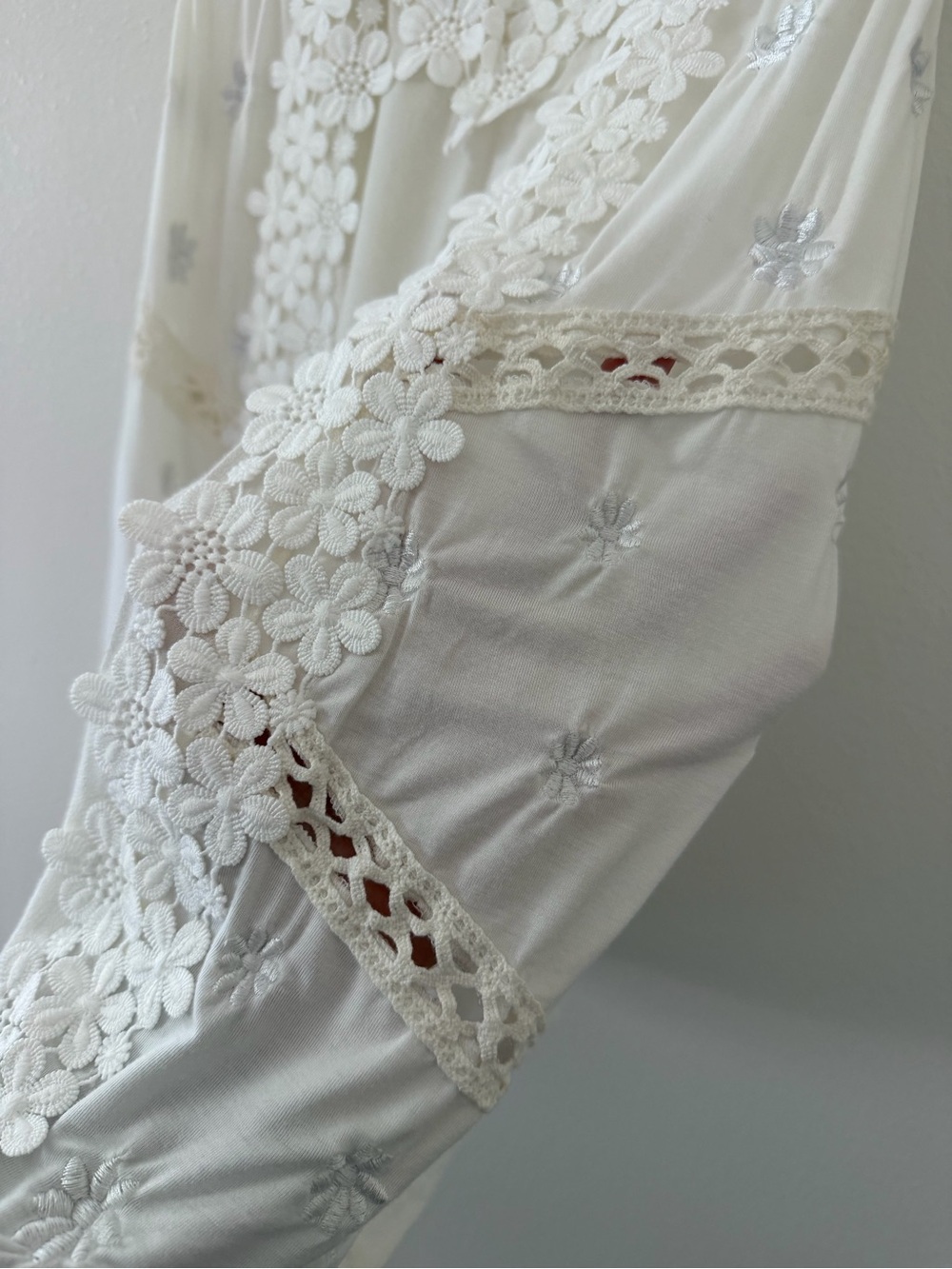 POL Sweet Lovely One Floral Embroidery Flowy Boho Chic Neutral Tank size medium - Picture 8 of 11